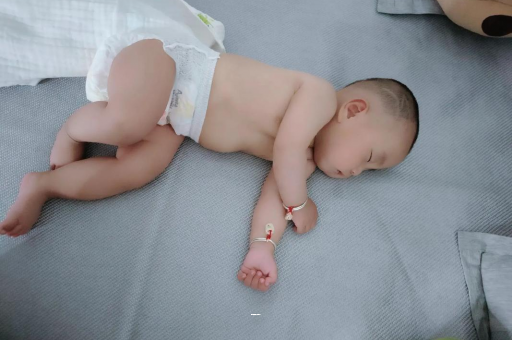 代怀包生男孩医院五个月宝宝拇指内扣 代怀包生男孩医院五个月宝宝拇指内扣